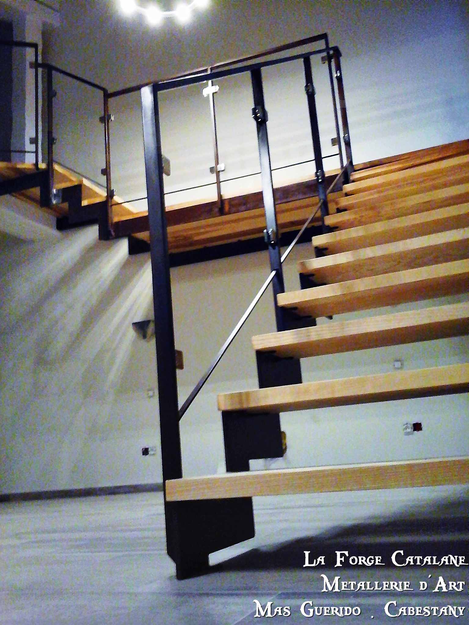 rampant et garde corps vitre sur escalier marches bois fer forge catalane.jpg